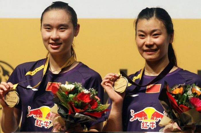 Pasangan ganda putri China, Bao Yixin (kiri)/Tang Jinhua, berfoto dengan medali emas yang mereka raih setelah memenangi laga final turnamen Malaysia Terbuka 2014. Bao/Tang mengalahkan Misaki Matsutomo/Ayaka Takahashi (Jepang) dengan skor 21-19, 14-21, 21-13, di Kuala Lumpur, 19 Januari 2014.