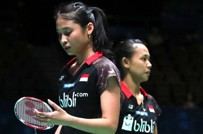 Ganda putri Indonesia, Della Destiara Haris/Rizki Amelia Pradipta, saat berhadapan dengan Misaki Matsutomo/Ayaka Takahashi (Jepang) pada babak 16 besar All England Open 2018 di Arena Birmingham, Birmingham, Kamis (15/3/2018).