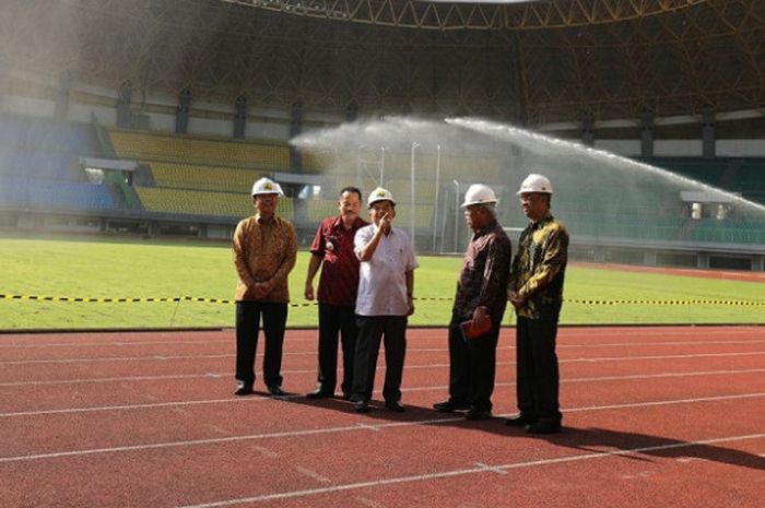Wakil Presiden Jusuf Kalla (tengah) meninjau Stadion Utama Gelora Bung Karno, Jakarta, Jumat (27/4/2018).