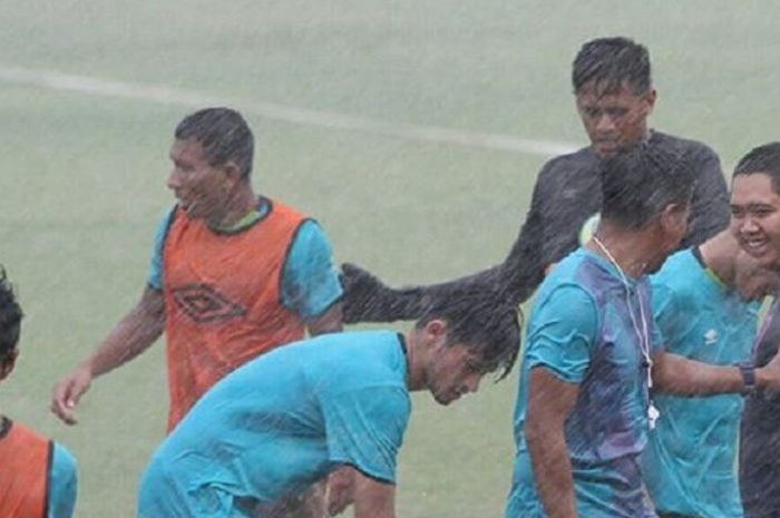 Pemain dan tim pelatih Barito Putera menghentikan latihan karena cuaca buruk, Kamis (12/4/2018)