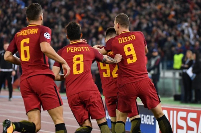 Para pemain AS Roma merayakan gol yang dicetak oleh Stephan El Shaarawy (kedua dari kanan) ke gawang Chelsea dalam laga Grup C Liga Champions di Stadion Olimpico, Roma, Italia, pada 31 Oktober 2017.