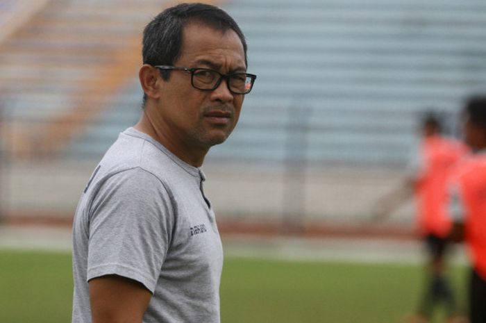 Pelatih Persela, Aji Santoso dalam sesi latihan skuat Laskar Joko Tingkir di Stadion Surajaya, Lamongan, Jumat (22/12/2017). 