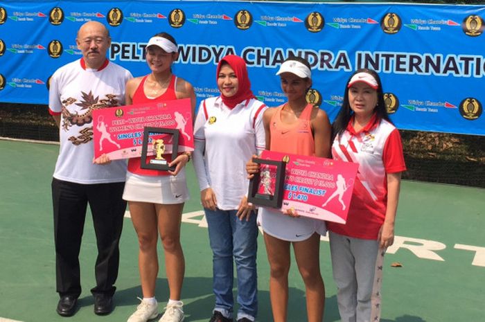 Petenis Belanda Arianne Hartono (kedua dari kiri) menjadi juara turnamen ITF Widya Chandra International setelah mengalahkan petenis India Mahat Jain dengan skor 6-4 6-1 pada Minggu (22/7/2018) di Lapangan Tenis Hotel Sultan Jakarta.