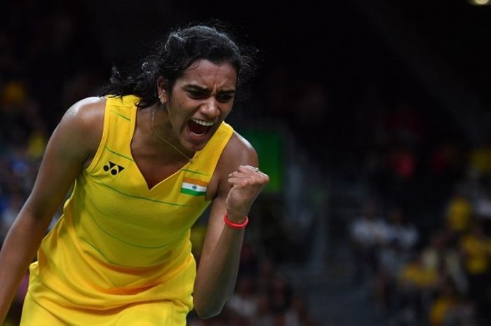 Pebulu tangkis tunggal putri India, Sindhu Pusarla Verkata, bereaksi saat menjalani pertandingan melawan Nozomi Okuhara (Jepang) pada laga semifinal Olimpiade Rio 2016 di Riocentro Pavilion 4, Rio de Janeiro, Brasil, Kamis (18/8/2016).