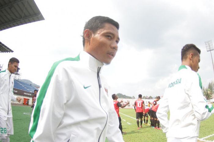 Evan Dimas memasuki lapangan Stadion Selayang Municipal jelang pertandingan antara timnas Indonesia dan Timor Leste, Minggu (20/8/2017). 