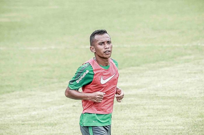 Gelandang Persebaya Surabaya, Irfan Jaya, saat mengikuti training camp (TC) timnas U-23 Indonesia di Lapangan ABC, Senayan, Jakarta pada Rabu (17/1/2018) pagi WIB.