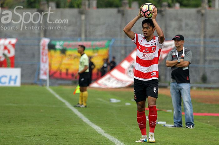 Bek Madura United, Andik Rendika Rama, melakukan lemparan ke dalam saat tampil melawan Persiba Balikpapan dalam laga pekan ke-15 Liga 1 di Stadion Gelora Bangkalan, Jawa Timur, (17/07/2017). 