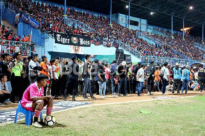 Pendukung Persija Jakarta, The Jakmania, memenuhi Stadion Kanjuruhan, Malang, hingga meluber ke pinggir lapangan pada laga pekan ke-19 Liga 1 2018 antara tuan rumah Arema FC dan Persija Jakarta di Stadion Kanjuruhan Malang, Jawa Timur, Minggu (5/8/2018) malam WIB.