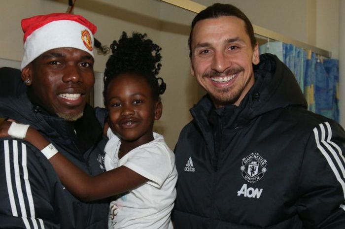  Bintang Manchester United, Zlatan Ibrahimovic dan Paul Pogba saat mengunjungi pasien anak-anak di Royal Manchester Children's Hospital, Senin (19/12/2017). 