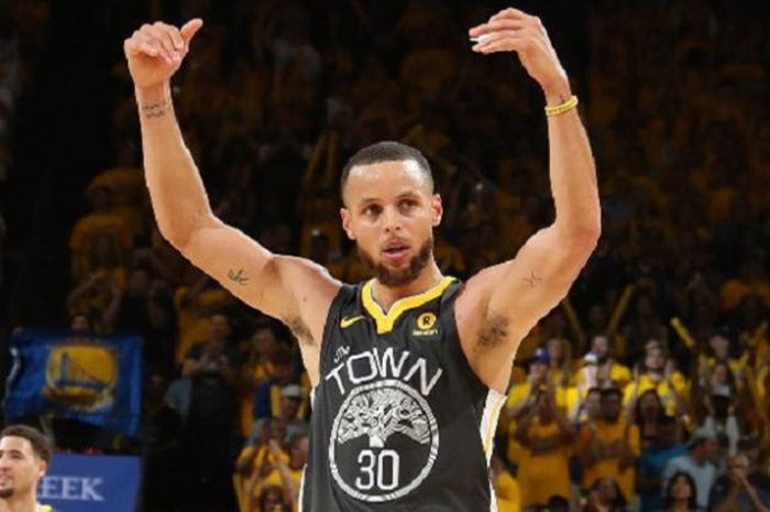 Stephen Curry saat membela Golden State Warriors pada laga kedua NBA Finals 2018 yang berlangsung Minggu (3/6/2018) waktu Amerika Serikat.