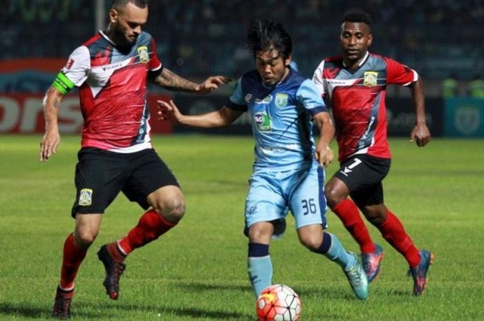 Pemain Persela, Edy Gunawan, beraksi pada laga kontra Persiba Balikpapan di partai lanjutan Torabika Soccer Championship, Senin (8/8/2016).