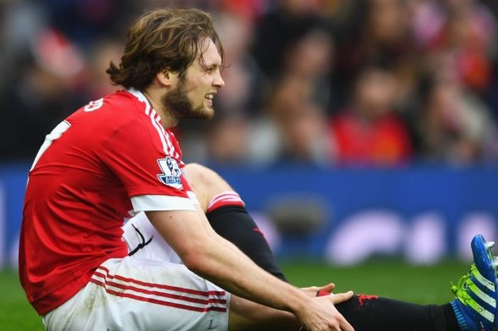 Cedera yang dialami Daley Blind saat laga Premier League antara Manchester United dan Everton di Old Traford tanggal 3 April 2016 di Manchester, Inggris. 