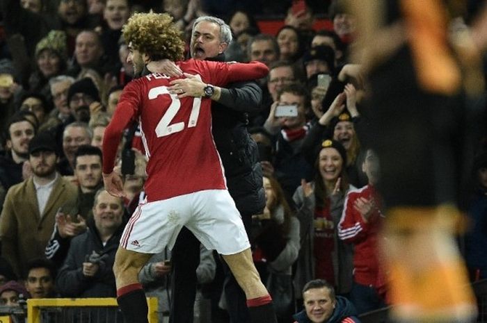 Gelandang Manchester United, Marouane Fellaini, memeluk manajer Jose Mourinho seusai mencetak gol ke gawang Hull City dalam pertandingan semifinal pertama Piala Liga di Stadion Old Trafford, Manchester, Inggris, 10 Januari 2017.