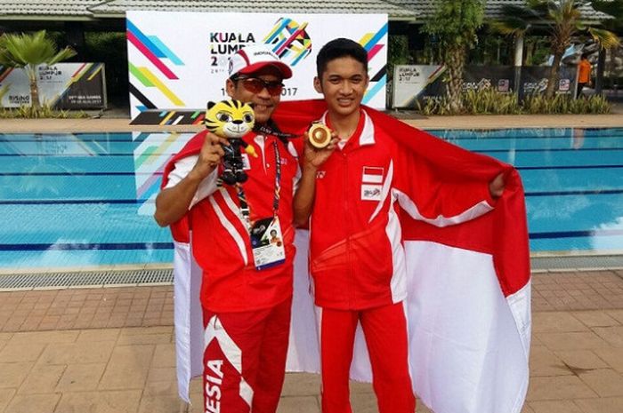 Atlet menembak Indonesia, Muhammad Naufal Mahardika (kanan), meraih medali emas SEA Games Kuala Lumpur 2017, Selasa (22/8/2017).