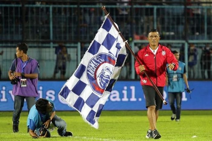 Pelatih kiper Arema FC, Yanuar Hermansyah membawa bendera dengan logo klubnya sebelum laga kontra Bhayangkara FC pada pekan kedua Liga 1 musim 2017 di Stadion Kanjuruhan, Kab Malang pada 23 April 2017. 