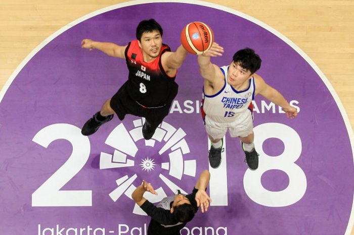  Pemain Jepang, Ota Atsuya (jersey hitam, #8), melakukan jump ball dengan pemain Taiwan, Chen Kuanchuan, saat memulai laga pertama penyisihan Grup C cabang olahraga basket Asian Games 2018 di Hall Basket GBK, Senayan, Jakarta, Selasa (14/8/2018). 