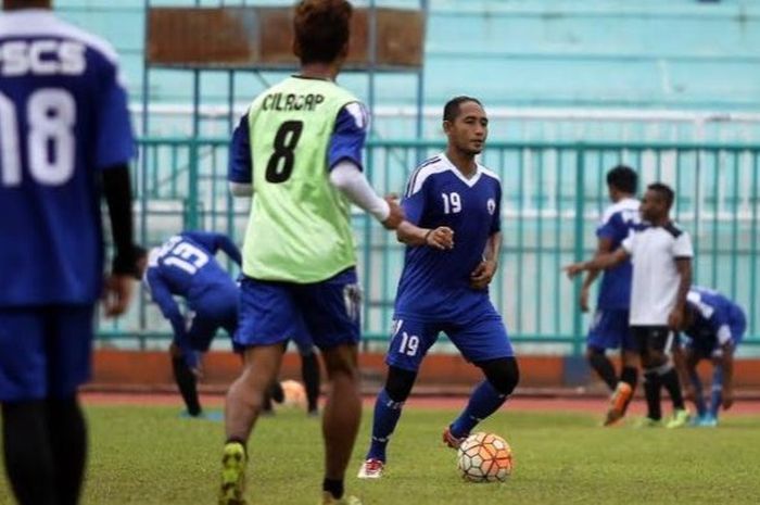 Pemain senior Jimmy Suparno saat menjalani latihan sekaligus uji lapangan bersama PSCS di Stadion Wijaya Kusuma, Cilacap, Kamis (23/3/2017).