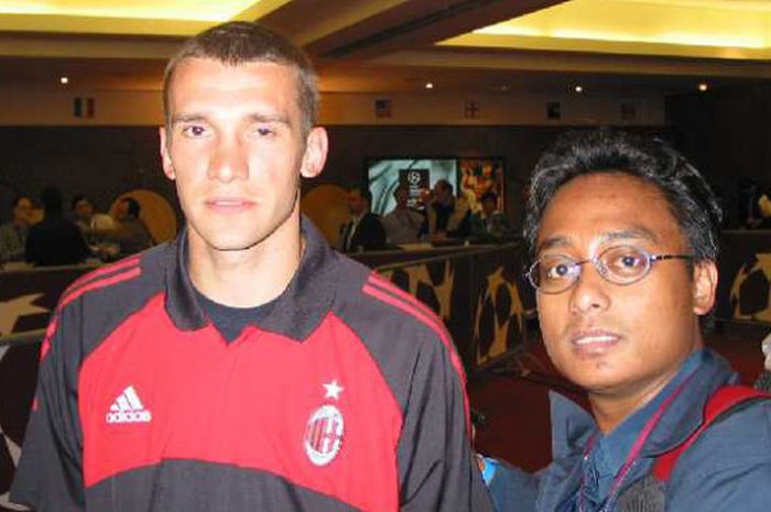 Wartawan Tabloid BOLA, Dwi Widijatmiko, bersama striker AC Milan asal Ukraina, Andry Shevchenko, usai final Liga Champions 2003.