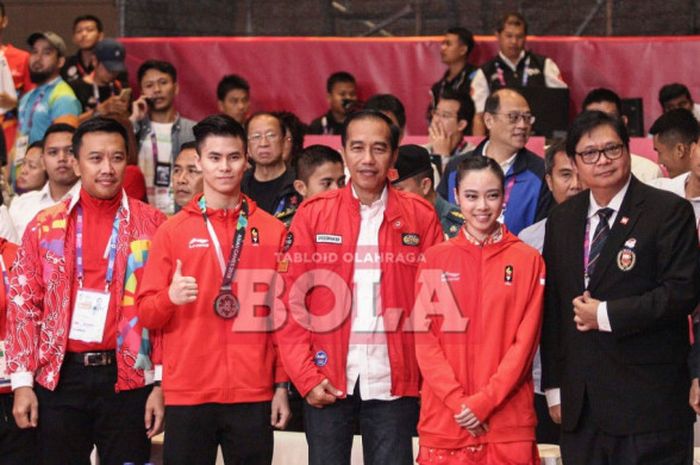 Atlet wushu, Lindswell Kwok, berpose dengan Presiden RI, Joko Widodo, usai mempersembahkan emas dari cabang wushu Asian Games 2018, Senin (20/8/2018) di Jakarta.
