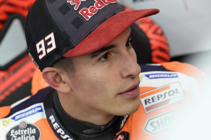 Pebalap tim Repsol Honda, Marc Marquez, bersiap untuk sesi latihan bebas MotoGP Valencia, Jumat (10/11/2017).