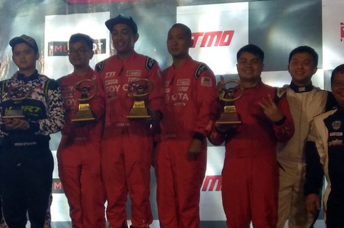 Toyota Team Indonesia berpose setelah menjuarai padaMLDSPOT Auto Gymkhana Kejurnas  Gymkhana Putaran 1 2018 di Arcamanik Sport  Centre,Kota Bandung, Sabtu (10/3/2018).