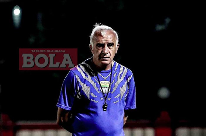         Pelatih Persib Bandung, Roberto Carlos Mario Gomez, mengamati latihan tim di Stadion PTIK, Jumat (29/6/2018) menjelang laga Liga 1 melawan Persija Jakarta.        