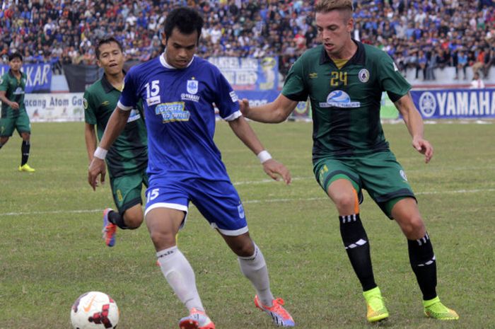 Bek asal Belanda, Kristian Adelmund (kanan) saat main untuk PSS Sleman yang dijamu PSIS Semarang pada laga Divisi Utama Liga Indonesia musim 2014 di Stadion Jatidiri, Semarang. 