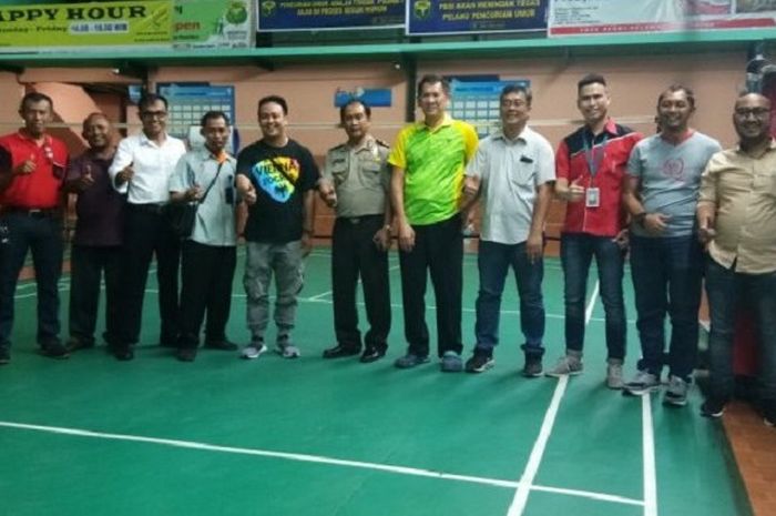 Tim PB Djarum bersama pengurus PBSI Riau tinjau GOR Angkasa tempat Audisi Djarum Beasiswa Bulutangkis. 