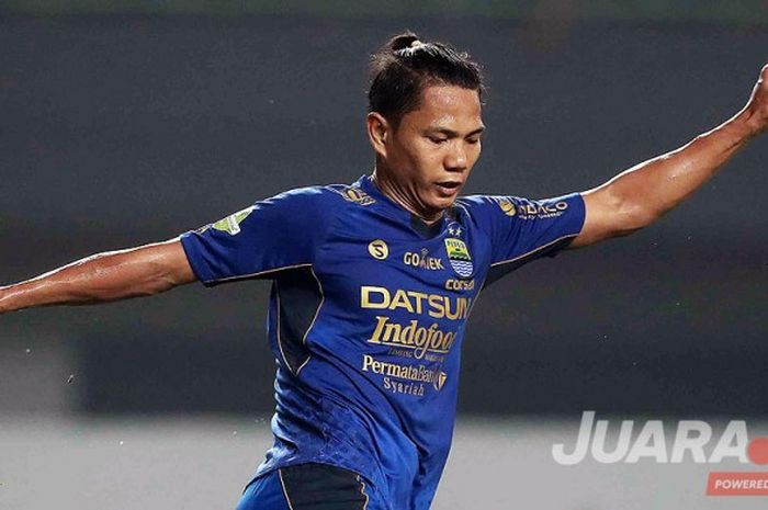 Aksi bek Persib Bandung, Achmad Jufriyanto, saat tampil melawan Bhayangkara FC dalam laga lanjutan Liga 1 di Stadion Patriot Chandrabhaga, Bekasi, Minggu (4/6/2017).