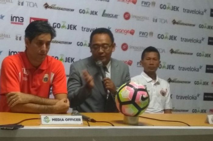 Pelatih Persija Jakarta Stefano Cugurra Teco (kiri) bersama Ismed Sofyan (kanan) dalam konferensi pers usai laga kontra Persela Lamongan di Stadion Patriot, Minggu (27/8/2017)