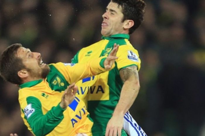 Dua pemain Norwich City, Gary o'Neil (kiri) dan Robbie Brady mengalami insiden saat melakukan perebu