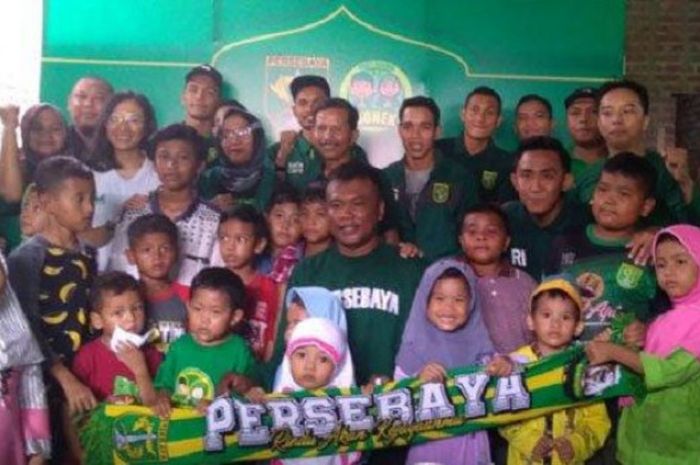 Pelatih Persebaya Surabaya, Djadjang Nurdjaman, berfoto di depan Panti Asuhan yang didirikan oleh Bonek, Kamis (10/1/2019).