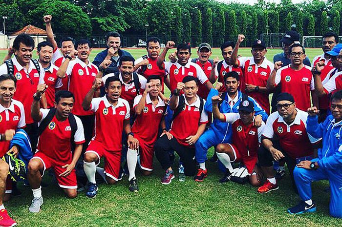 Peserta Kursus pelatih sepak bola AFC Pro berpose dengan Instruktur AFC dari Kuwait, Bader Al Nazer di Lapangan Universitas Negeri Yogyakarta.