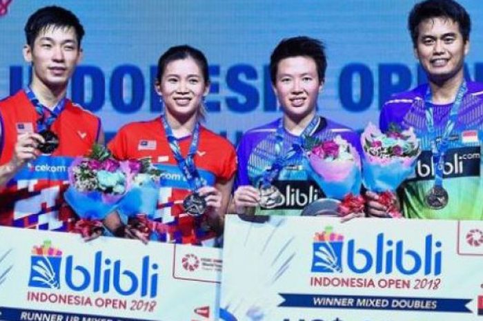 Chan Peng Soon/Goh Liu Ying (Malaysia) dan Tontowi Ahmad/Liliyana Natsir (Indonesia) berdiri di podium Indonesia Open 2018 sektor ganda campuran. 