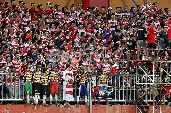 Pendukung Madura United memadati Stadion Ratu Pamelingan, Pamekasan, Jawa Timur, Jumat (13/10/2017) malam, untuk memberi dukungan kepada klub tuan rumah saat melawan Pusamania Borneo FC dalam laga pekan ke-29 Liga 1.