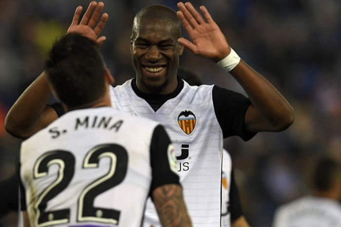 Gelandang Valencia, Geoffrey Kondogbia (kanan), merayakan gol yang ia cetak ke gawang Espanyol bersama Santiago Mina dalam pertandingan La Liga Spanyol 2017-2018 di Stadion RCDE, Cornella de Llobregat, Spanyol, pada 19 November 2017.