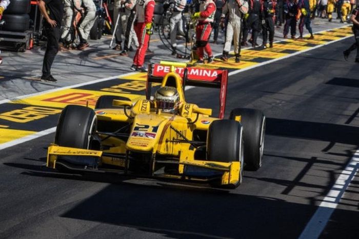 Pebalap Pertamina Arden asal Indonesia, menuju pit saat menjalani latihan kedua (sprint race) Formula 2 Hungaria di Hungaroring, Minggu (30/7/2017).