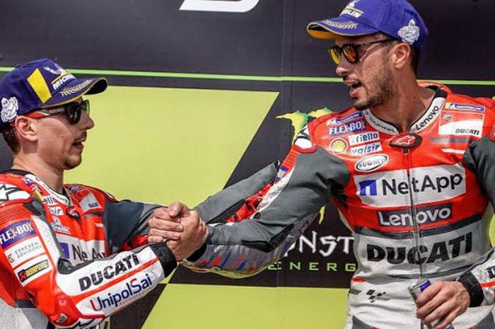     Pebalap Ducati, Jorge Lorenzo (kiri) memberi ucapan selamat kepada Andrea Dovizioso yang memenangi balapan MotoGP Republik Ceska di Sirkuit Brno, Minggu (5/8/2018).    