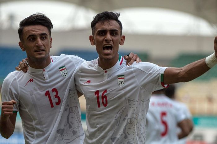 Pemain timnas U-23 Iran, Roustaei Amir (kanan), melakukan selebrasi seusai mencetak gol ke gawang timnas U-23 Korea Utara di Stadion Wibawa Mukti, Cikarang, Jumat (17/8/2018).