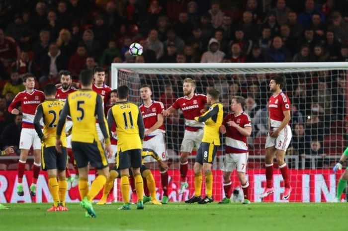 Pemain Arsenal, Alexis Sanchez, mencetak gol ke gawang Middlesbrough dalam laga Premier League di Stadion Riverside, Middlesbrough, Inggris, pada 17 April 2017.