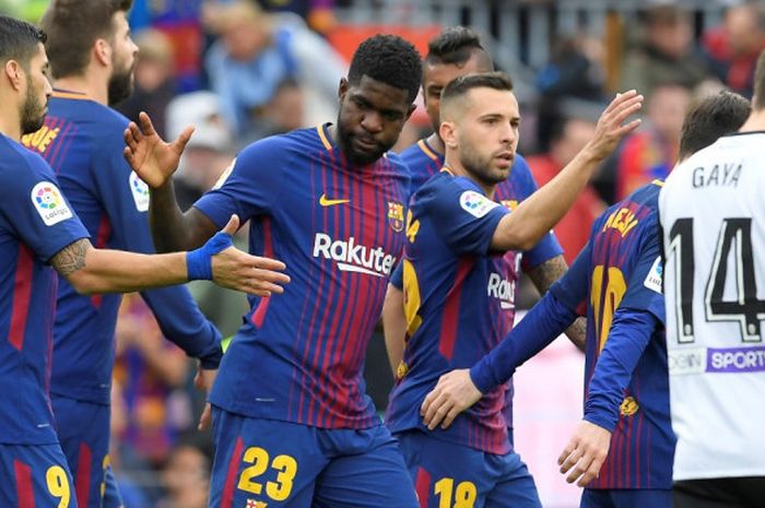 Luis Suarez dan pemain Barcelona melakukan selebrasi setelah Samuel Umtiti mencetak gol ke gawang Valencia pada laga lanjutan Liga Spanyol di Stadion Camp Nou, Sabtu (14/4/2018) malam WIB.