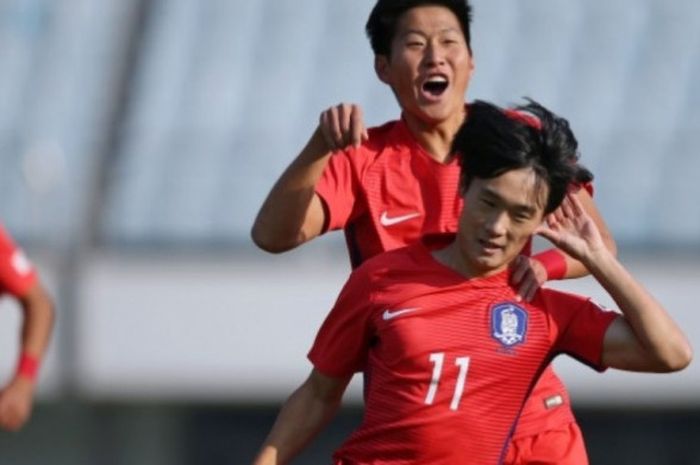 Gelandang Korea Selatan, Um Wong-Sang, mencetak gol ke gawang timnas U-19 Indonesia pada partai Grup F Kualifikasi Piala AFC 2018 di Stadion Paju, Korea Selatan, Sabtu (4/11/2017).