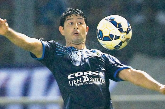 Aksi gelandang Arema Cronus, Esteban Vizcarra, saat melawan Persib Bandung di laga final Piala Bhayangkara  di Stadion Utama Gelora Bung Karno, Senayan, Jakarta, Minggu (3/4/2016).