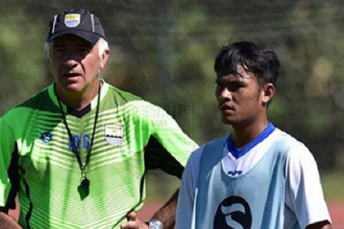  Pemain Persib Bandung, Puja Abdillah (kanan) serius mendengarkan instruksi dari pelatih Persib, Roberto Carlos Mario Gomez saat training camp (TC) di lapangan Universitas Negeri Yogyakarta (UNY). 