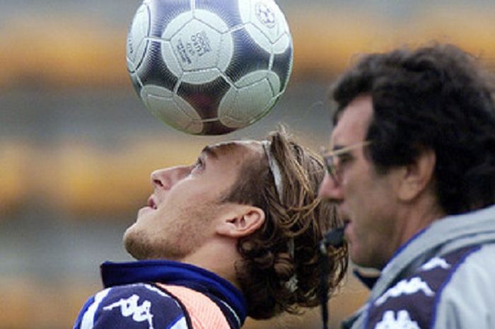 Pemain AS Roma, Francesco Totti mengontrol bola dengan kepalanya saat didampingi pelatih timnas Italia, Dino Zoff.