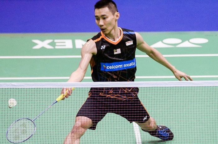 Pebulu tangkis tunggal putra Malaysia, Lee Chong Wei, mengembalikan kok ke arah Chen Long (China) pada final Hong Kong Terbuka di Hong Kong Coliseum, Minggu (26/11/2017). 