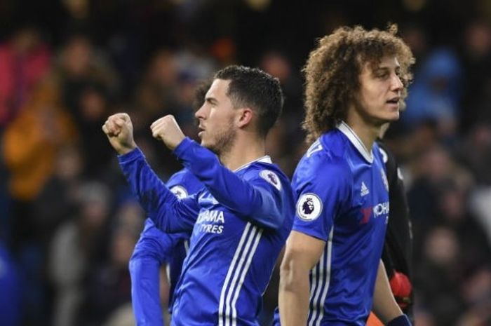 Pemain Chelsea, Eden Hazard (kiri), merayakan golnya ke gawang AFC Bournemouth pada pertandingan Premier League di Stamford Bridge, Senin (26/12/2016). 