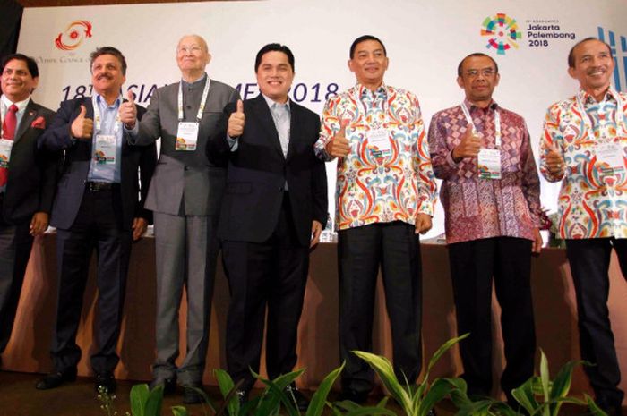 Ketua Inasgoc Erick Thohir (tengah) berfoto dengan perwakilan Dewan Olimpiade Asia (OCA) dan pihak Kementerian Pemuda dan Olahraga pada kegiatan CdM Meeting, di Hotel Mulia, Senayan, Jakarta, Rabu (13/12/2017). 