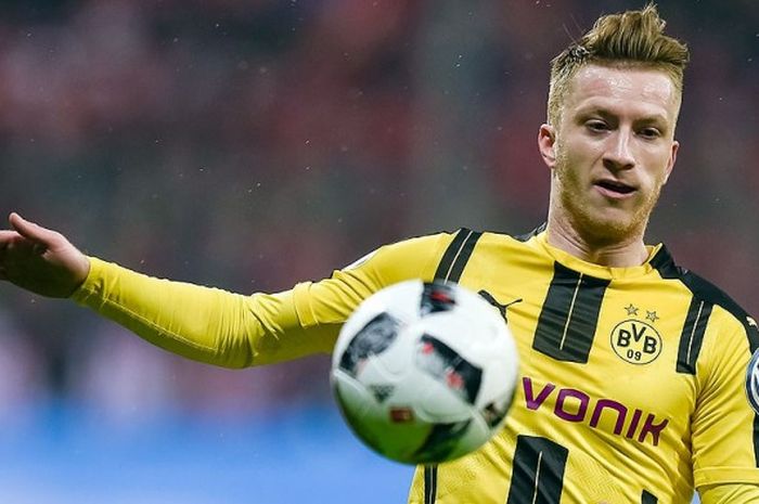 Aksi striker Borussia Dortmund, Marco Reus, saat mengontrol bola dalam laga lanjutan Liga Jerman 2016-2017 melawan Bayern Muenchen di Munich, (26/4/2017).