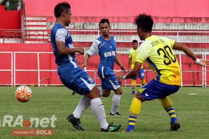 Madiun Putra (biru) saat melawan Persegres Gresik United dalam laga Piala Bung Karno di Stadion Gelora Suprijadi Blitar, Jawa Timur (06/03/2017).